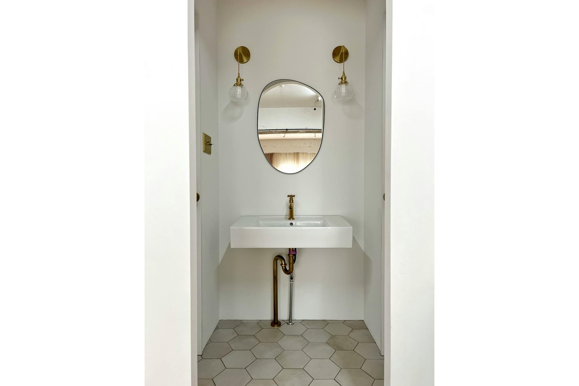 【曙橋駅A2出口より徒歩3分】ポップアップや展示会に最適な白壁、チーク床の自然光豊富なナチュラルなスペース