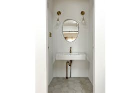 【曙橋駅A2出口より徒歩3分】ポップアップや展示会に最適な白壁、チーク床の自然光豊富なナチュラルなスペース