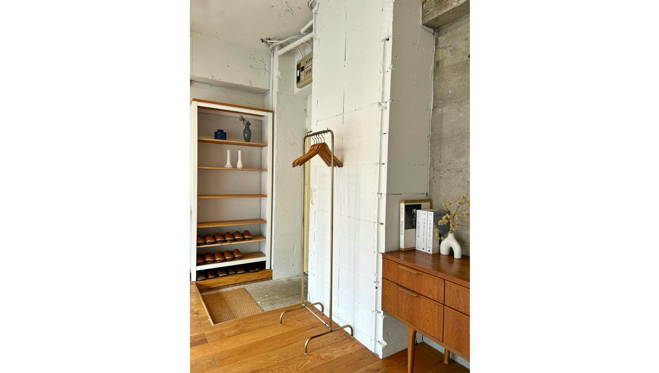 【曙橋駅A2出口より徒歩3分】ポップアップや展示会に最適な白壁、チーク床の自然光豊富なナチュラルなスペース