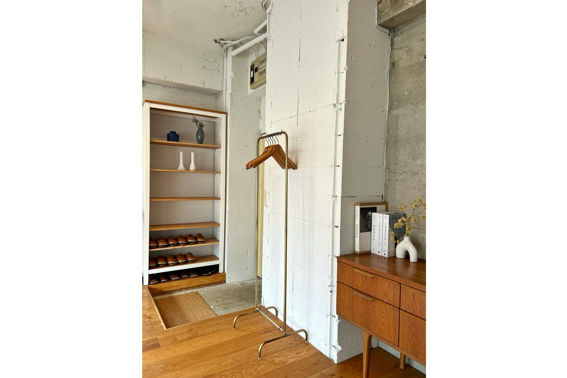 【曙橋駅A2出口より徒歩3分】ポップアップや展示会に最適な白壁、チーク床の自然光豊富なナチュラルなスペース