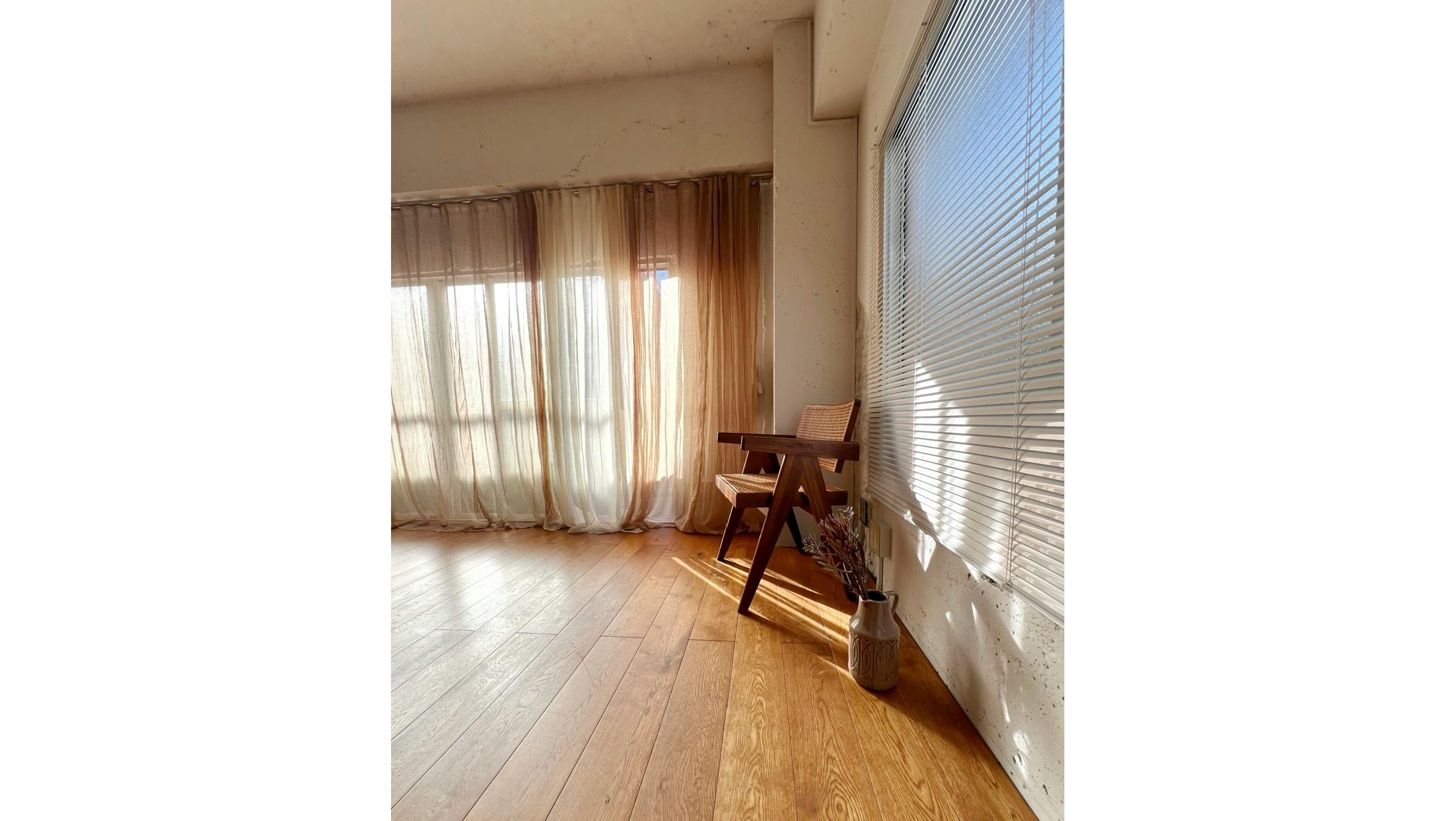 【曙橋駅A2出口より徒歩3分】ポップアップや展示会に最適な白壁、チーク床の自然光豊富なナチュラルなスペース