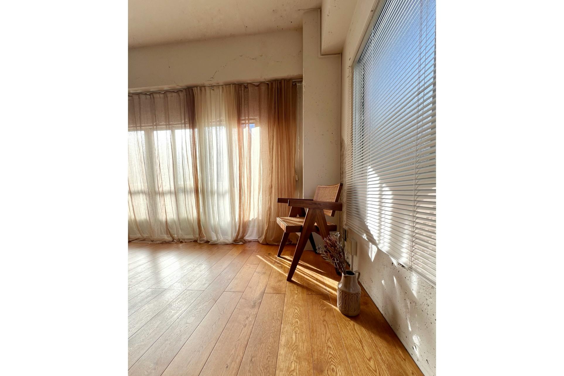 【曙橋駅A2出口より徒歩3分】ポップアップや展示会に最適な白壁、チーク床の自然光豊富なナチュラルなスペース