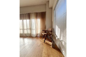 【曙橋駅A2出口より徒歩3分】ポップアップや展示会に最適な白壁、チーク床の自然光豊富なナチュラルなスペース