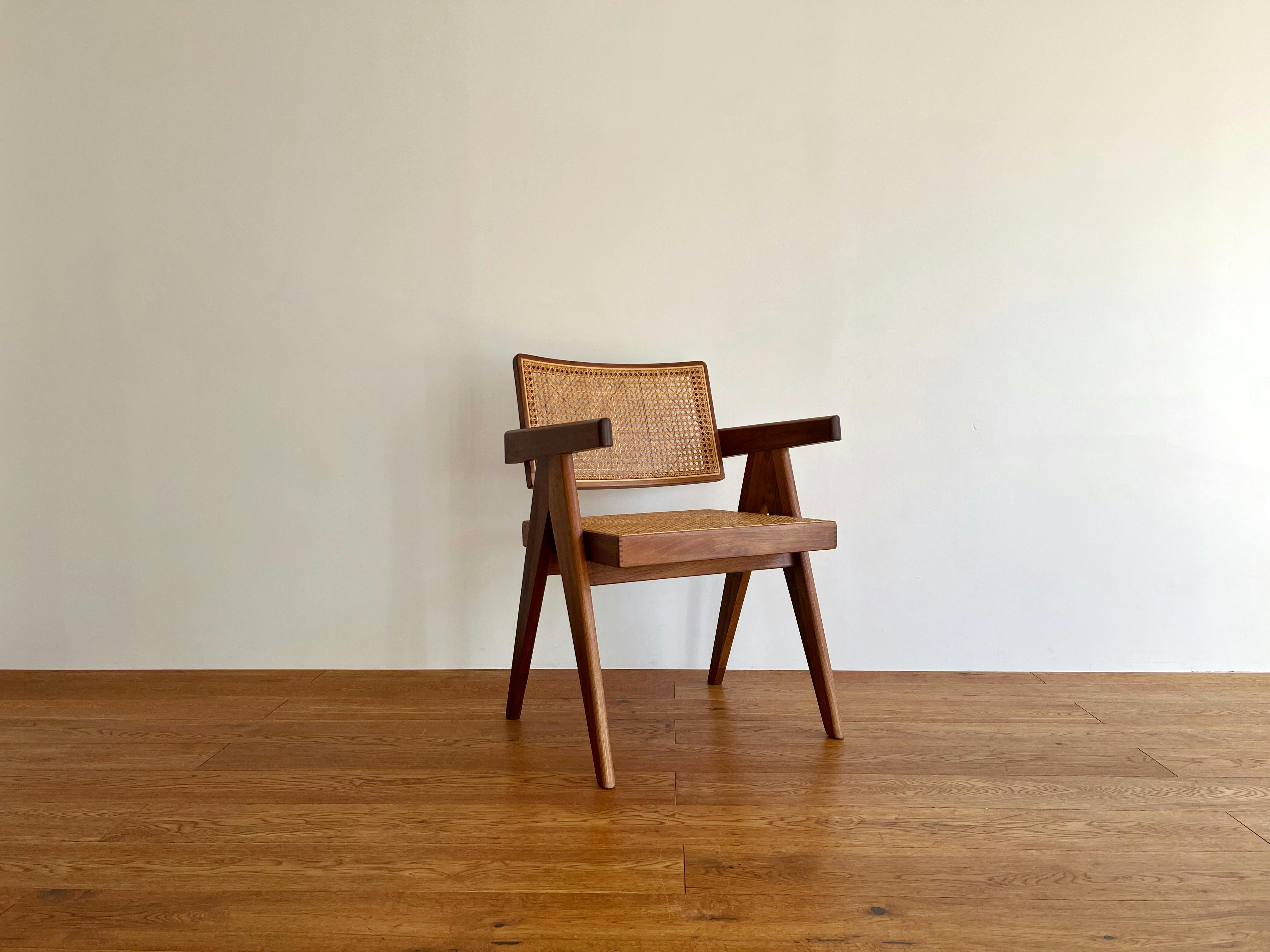 【曙橋駅A2出口より徒歩3分】ポップアップや展示会に最適な白壁、チーク床の自然光豊富なナチュラルなスペース