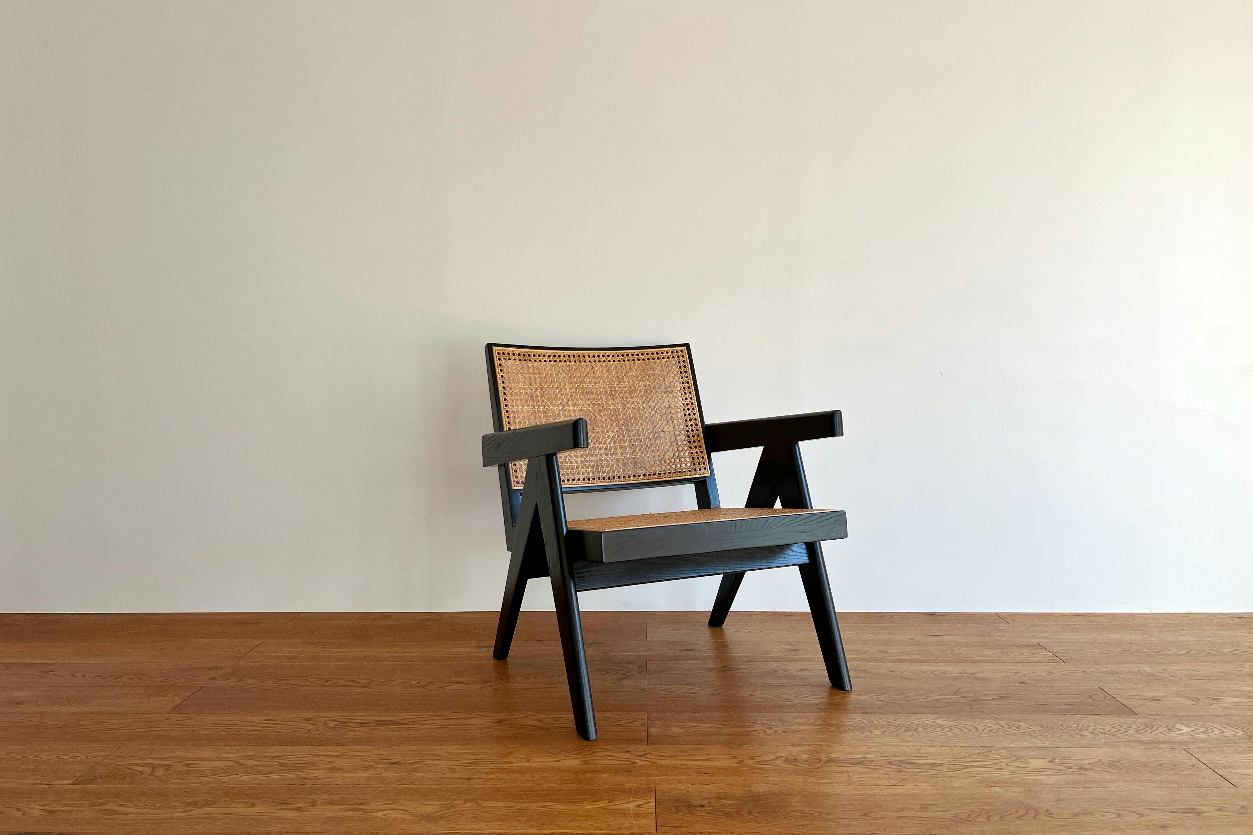 【曙橋駅A2出口より徒歩3分】ポップアップや展示会に最適な白壁、チーク床の自然光豊富なナチュラルなスペース