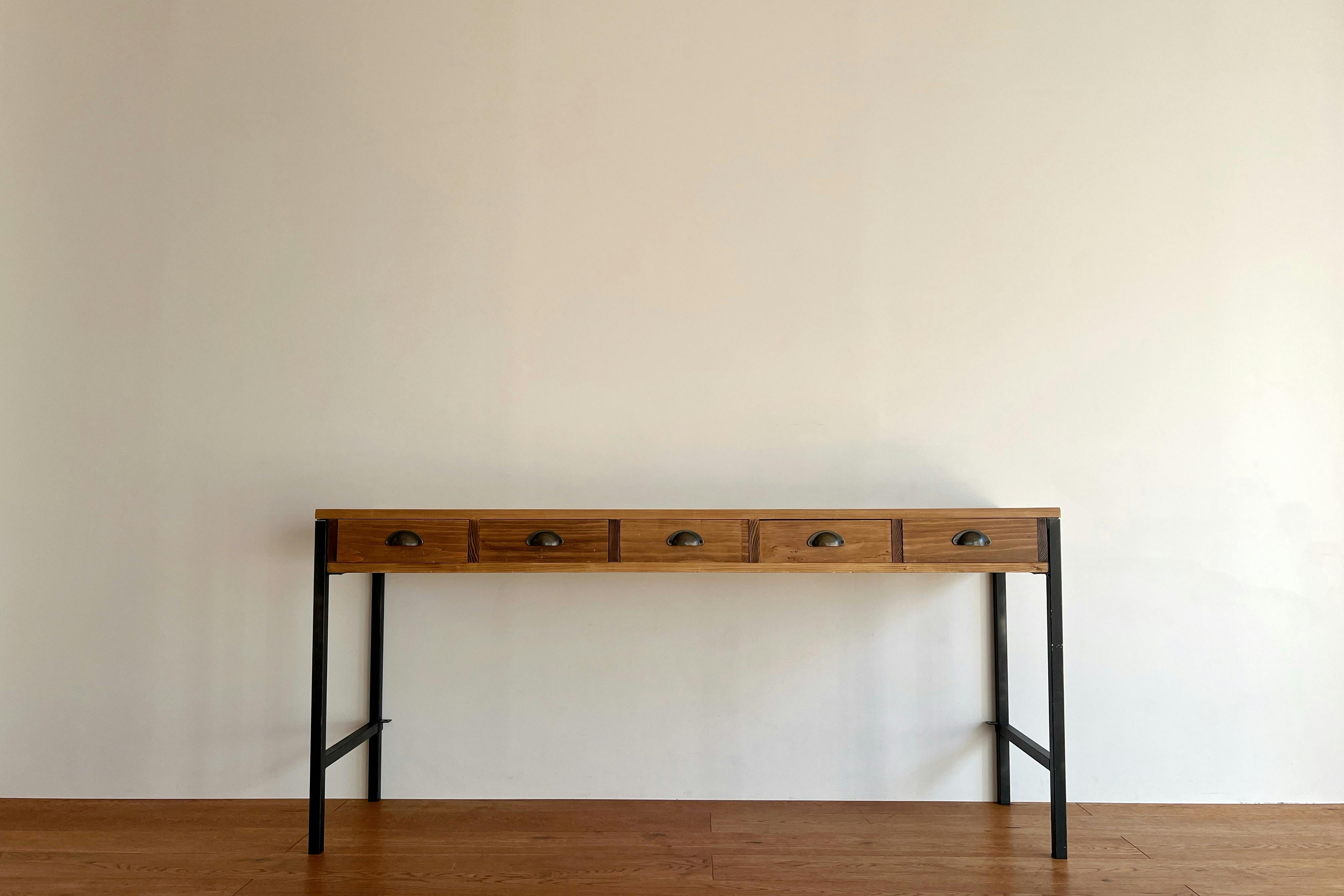 【曙橋駅A2出口より徒歩3分】ポップアップや展示会に最適な白壁、チーク床の自然光豊富なナチュラルなスペース