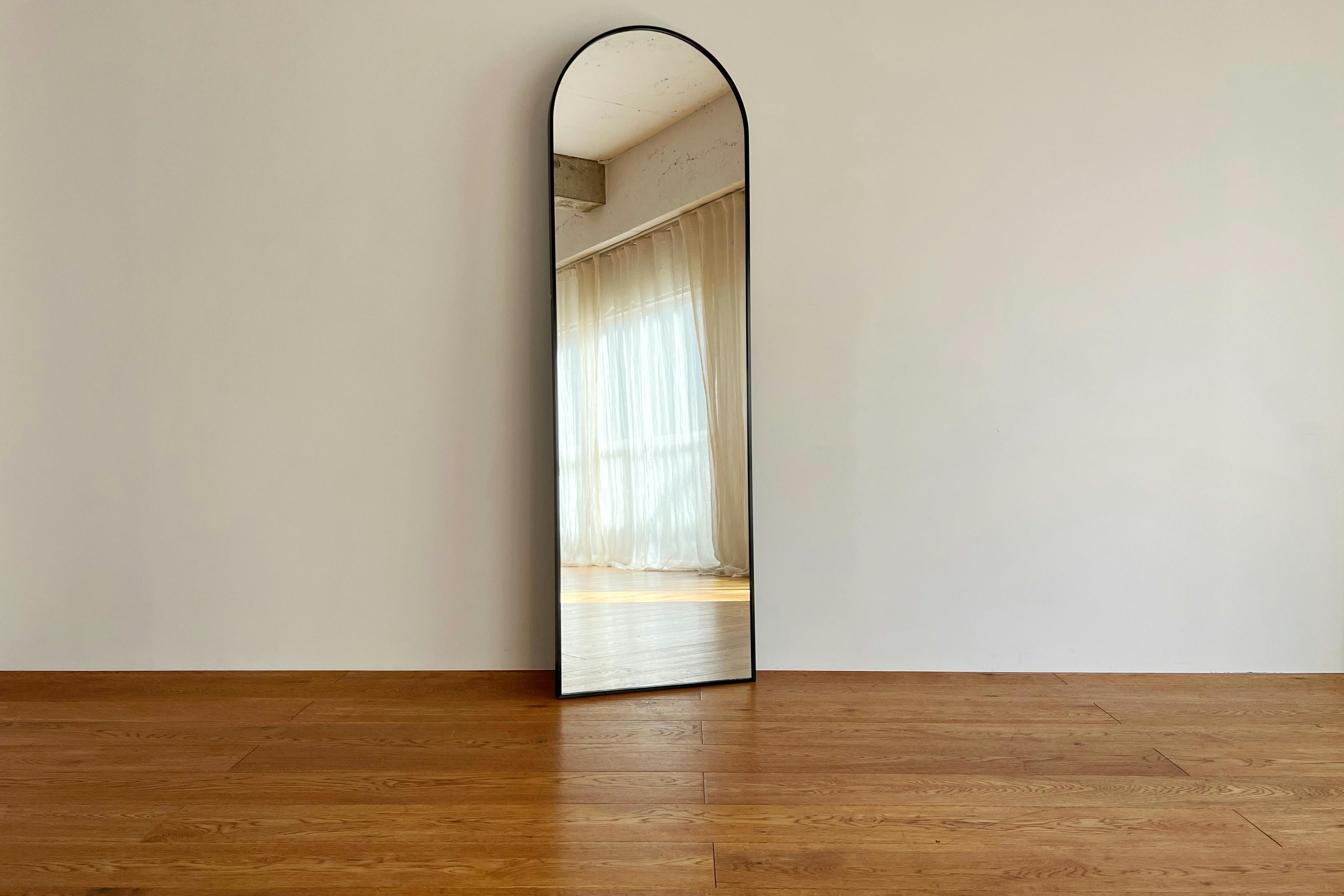 【曙橋駅A2出口より徒歩3分】ポップアップや展示会に最適な白壁、チーク床の自然光豊富なナチュラルなスペース