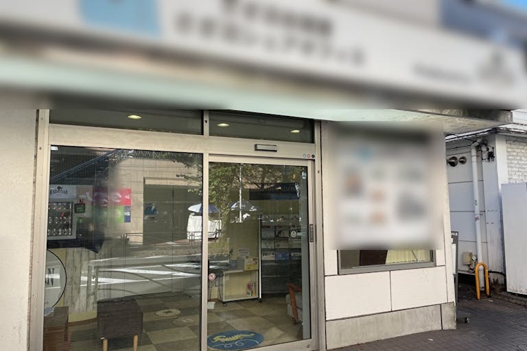 建物内は貸し会議室、コワーキングスペース