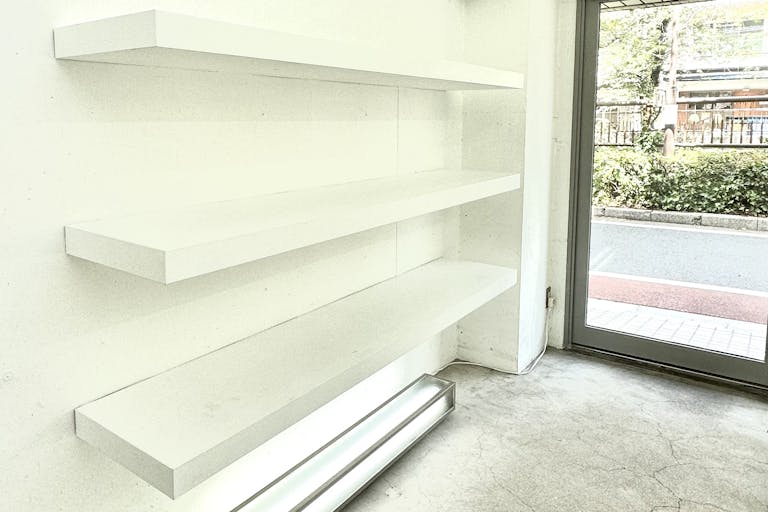 常設の展示棚は固定式です。通りからの視認性が高い場所にあります。