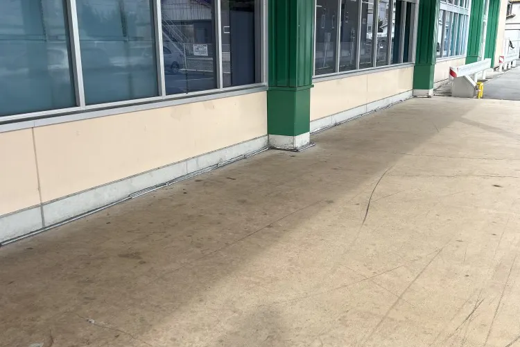 【一号舘長島】販促プロモーションに最適な入口軒下スペース