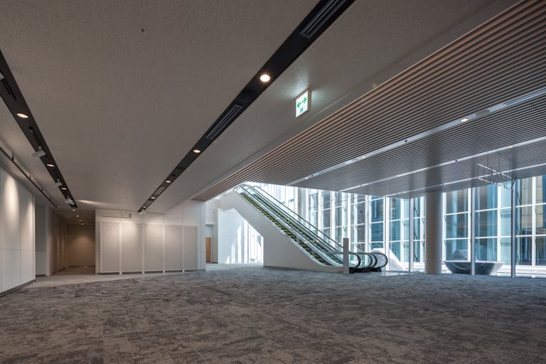 ホワイエ(入口~ホール間のスペース)