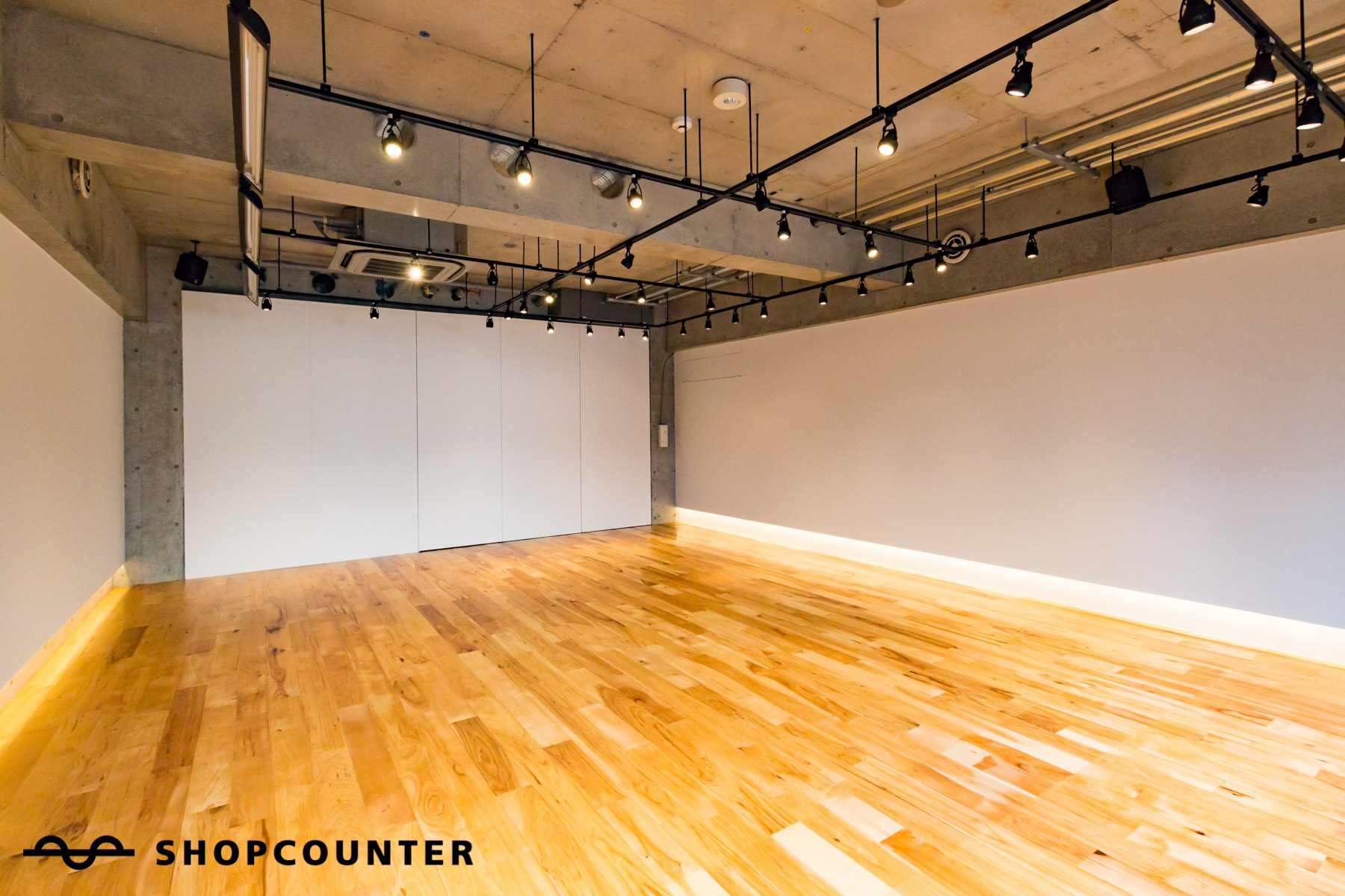ポップアップストアや展示会のためだけに作られた専用の空間です。