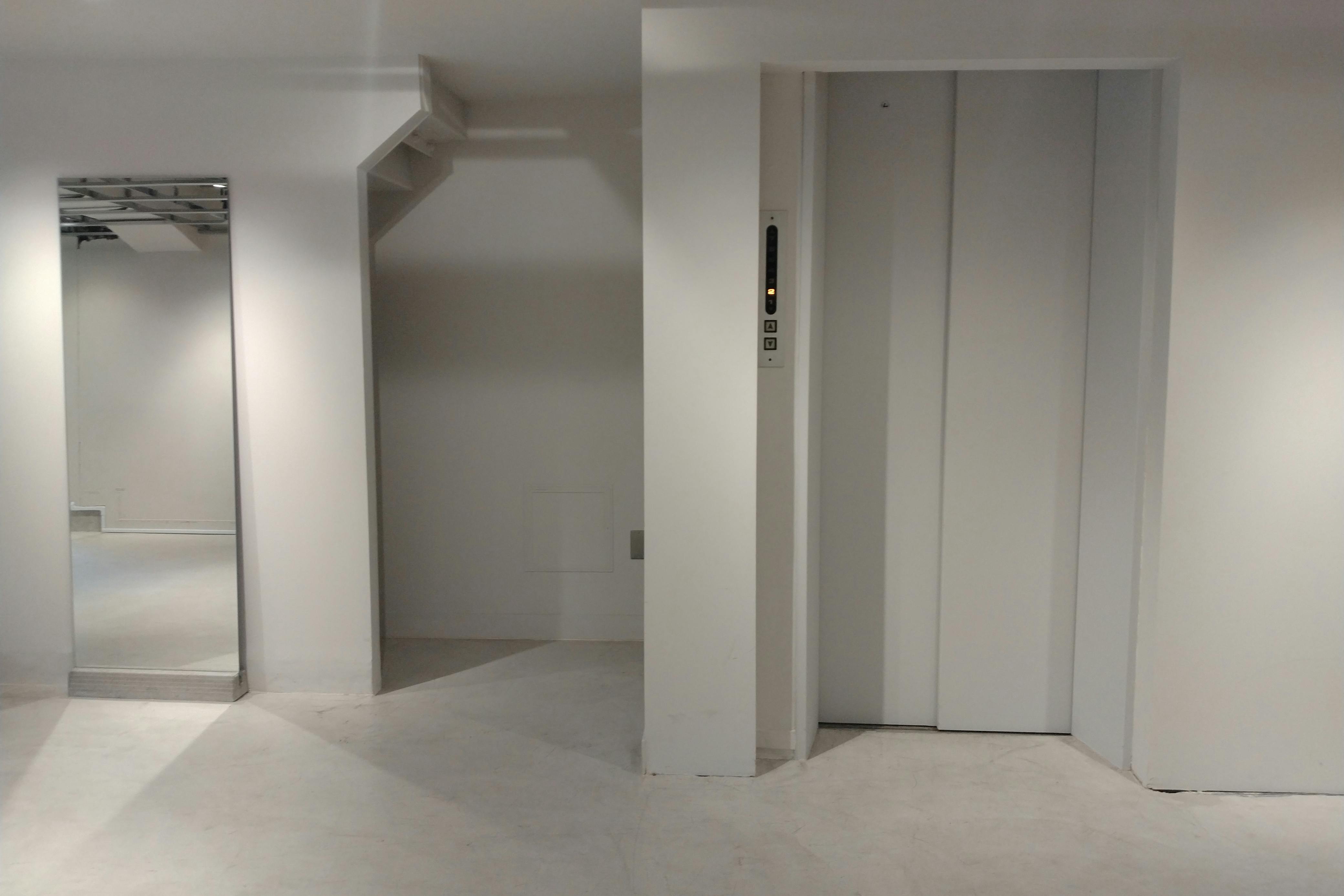 2階エレベータ部