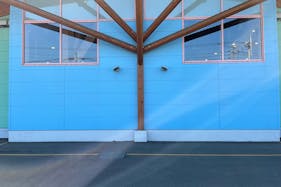 【ダイナム北海道岩見沢南店ゆったり館】キッチンカーやプロモーションイベントの開催に最適なアミューズメント施設のイベントスペース(駐輪場付近)