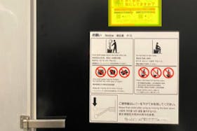 【イオンモール今治新都市】モール内広告 化粧室(個室扉)