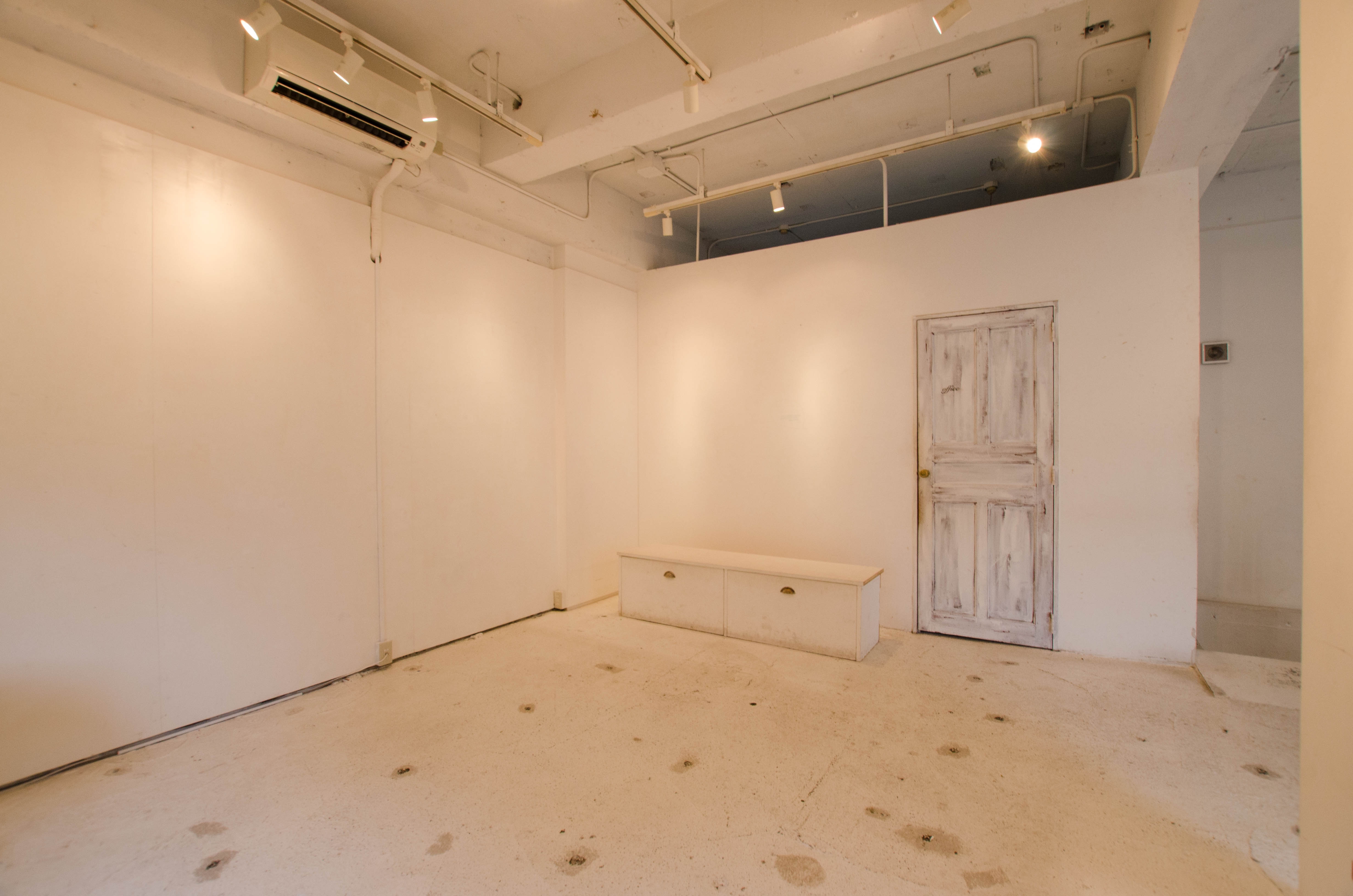 光差し込む白基調のレンタルスペースの画像6