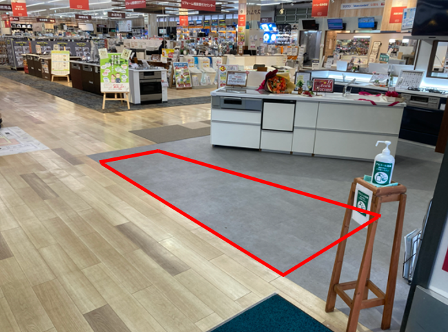 【ダイシン泉店】サービスカウンター前　プロモーションや物販に最適なホームセンター内階段前の催事イベントスペース