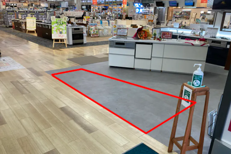 【ダイシン泉店】サービスカウンター前 プロモーションや物販に最適なホームセンター内階段前の催事イベントスペースの画像1