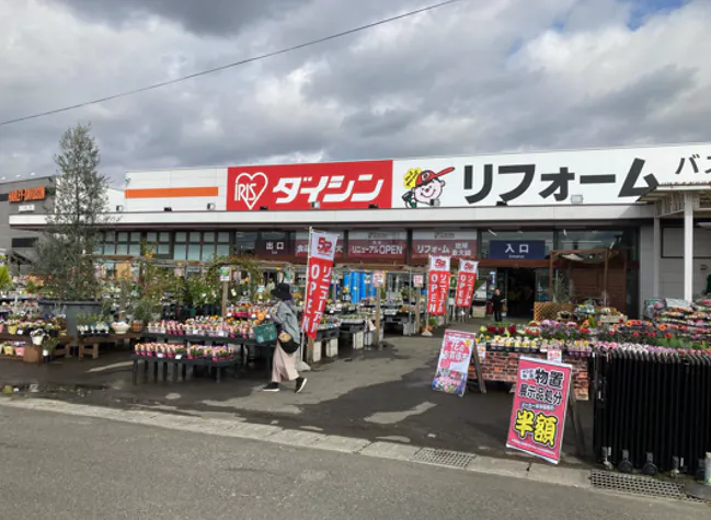 【ダイシン泉店】サービスカウンター前　プロモーションや物販に最適なホームセンター内階段前の催事イベントスペース