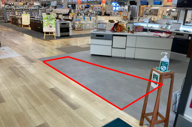 【ダイシン泉店】サービスカウンター前 プロモーションや物販に最適なホームセンター内階段前の催事イベントスペース