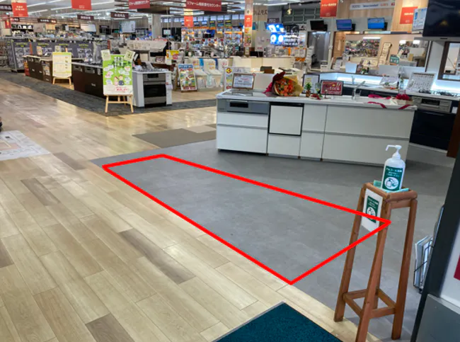 【ダイシン泉店】サービスカウンター前　プロモーションや物販に最適なホームセンター内階段前の催事イベントスペース