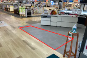 【ダイシン泉店】サービスカウンター前 プロモーションや物販に最適なホームセンター内階段前の催事イベントスペース