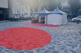 【ハウジングステージ新宿】キッチンカーやポップアップストア、プロモーションイベントに最適な住宅展示場インフォメーション前にある視認性の高いイベントスペース