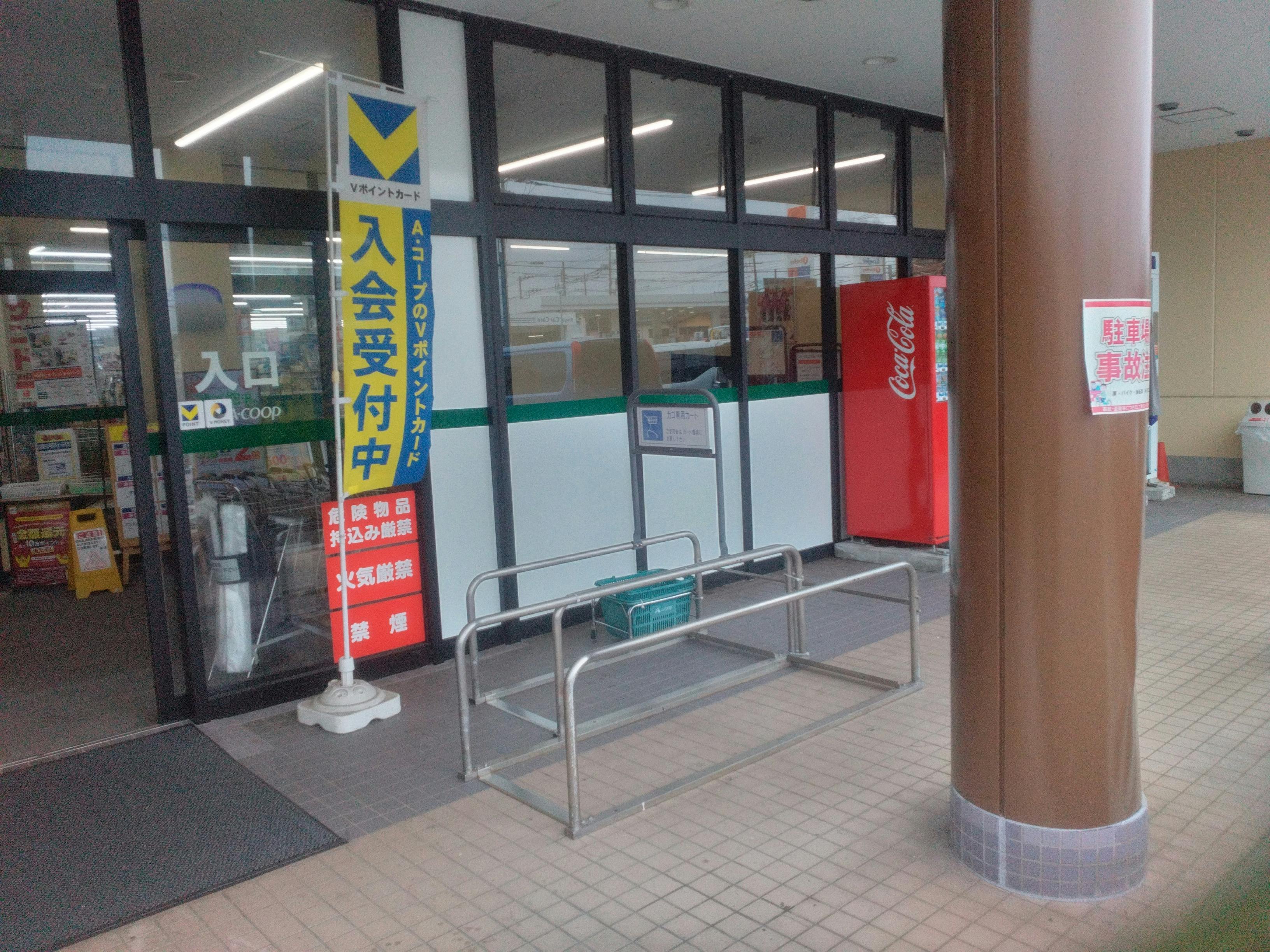 【Aコープ城山店】食物販やプロモーションに利用可能な店頭軒下スペース(右側)