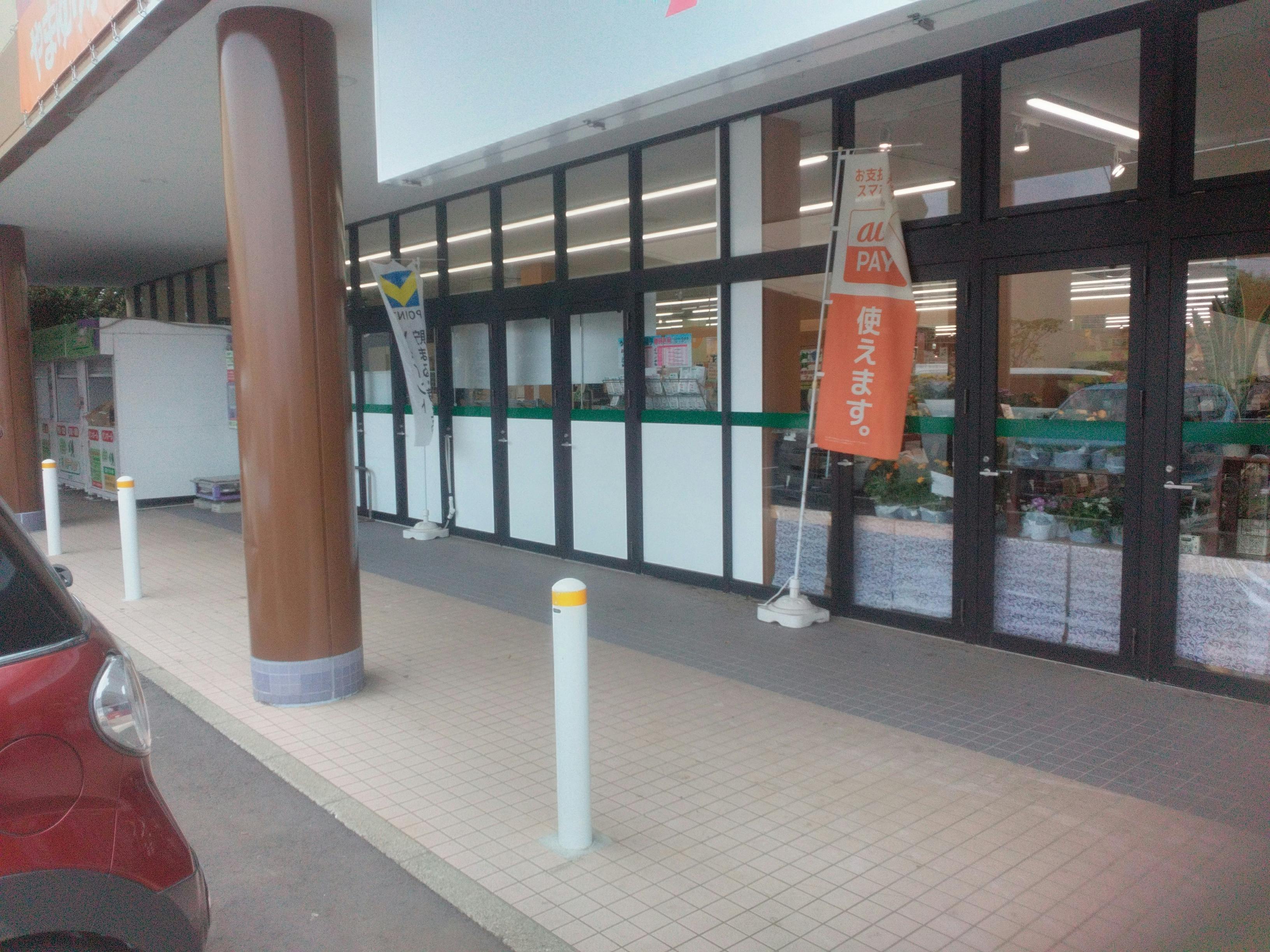 【Aコープ城山】食物販やプロモーションに利用可能な店頭軒下スペース(左側)