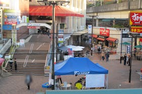 【王子駅前サンスクエア/A区画】雑貨、小物、オリジナルグッズなどのポップアップストアやプロモーションイベントに適した駅チカの地域密着型複合商業施設の入口前イベントスペース