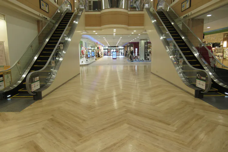 【イオンモール秋田】1F ユニクロ前