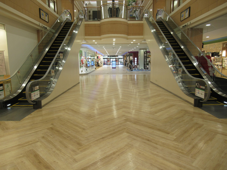 【イオンモール秋田】1F  ユニクロ前