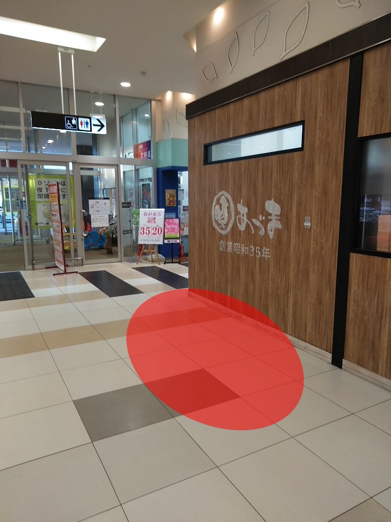 【イオンタウン津城山】食物販や物販、プロモーションイベントに最適な飲食テナント横にある視認性の高いイベントスペース｜ショップカウンター