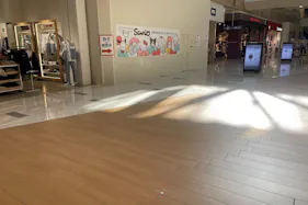 【イオンモール伊丹】1F 中央エスカレータ前