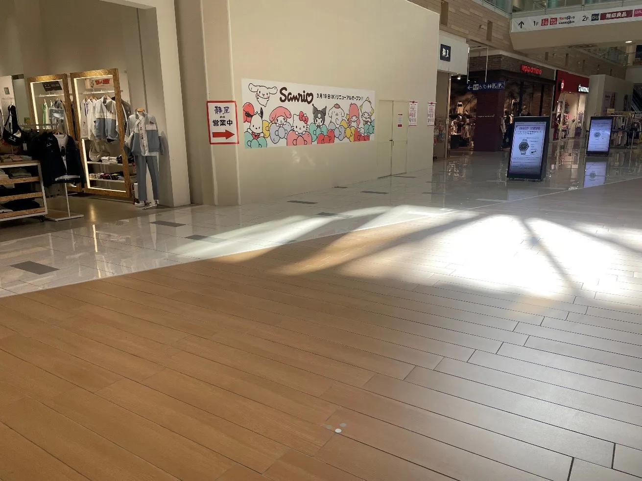 【イオンモール伊丹】1F 中央エスカレータ前