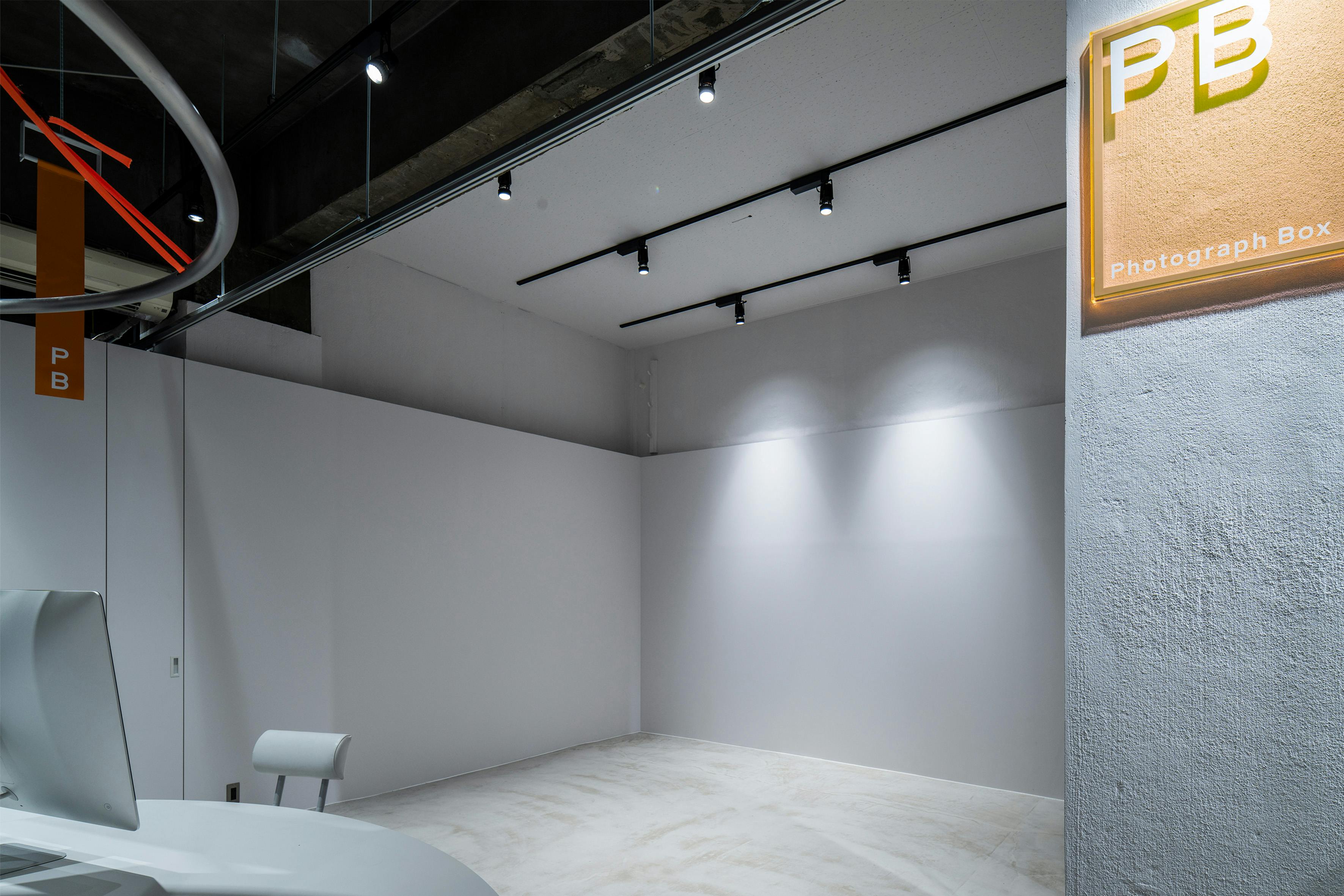 【バスセンター前駅9分】ポートレート撮影や商品撮影に最適な白壁×コンクリート床が特徴的なレンタルフォトスタジオ