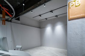 【バスセンター前駅9分】ポートレート撮影や商品撮影に最適な白壁×コンクリート床が特徴的なレンタルフォトスタジオ