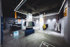 【バスセンター前駅9分】ポートレート撮影や商品撮影に最適な白壁×コンクリート床が特徴的なレンタルフォトスタジオ