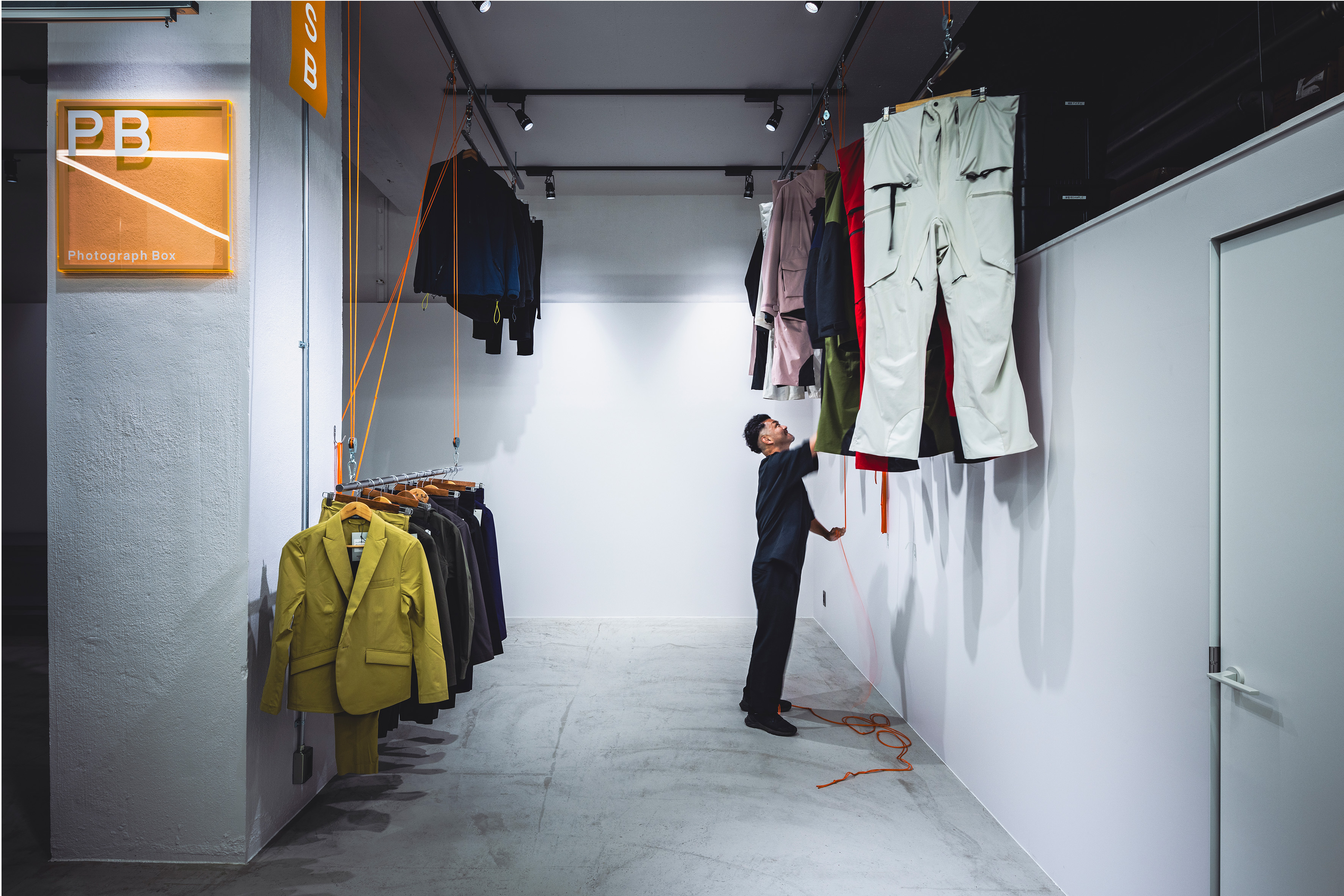 【バスセンター前駅9分】ポートレート撮影や商品撮影に最適な白壁×コンクリート床が特徴的なレンタルフォトスタジオ