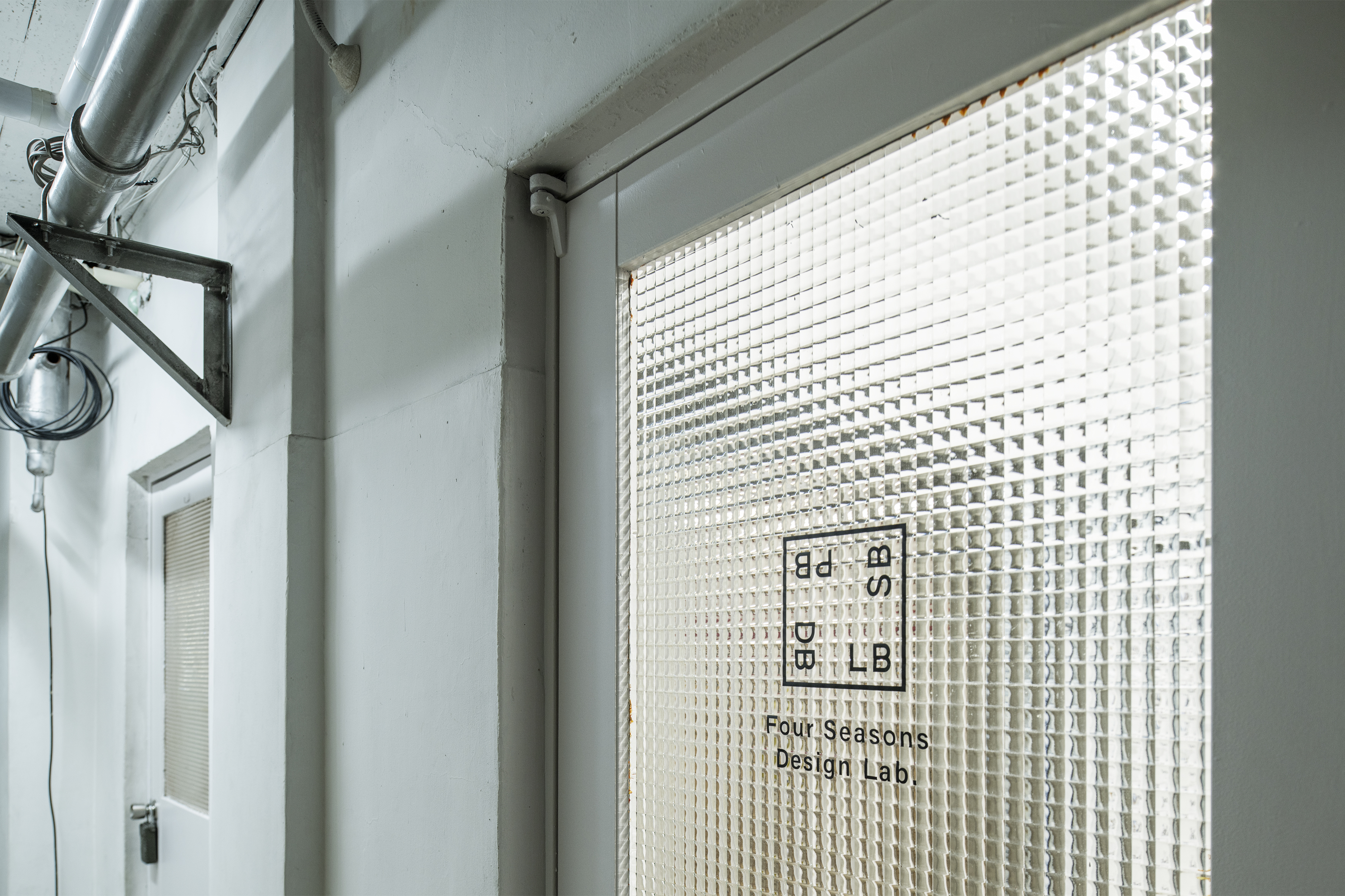 【バスセンター前駅9分】ポートレート撮影や商品撮影に最適な白壁×コンクリート床が特徴的なレンタルフォトスタジオ