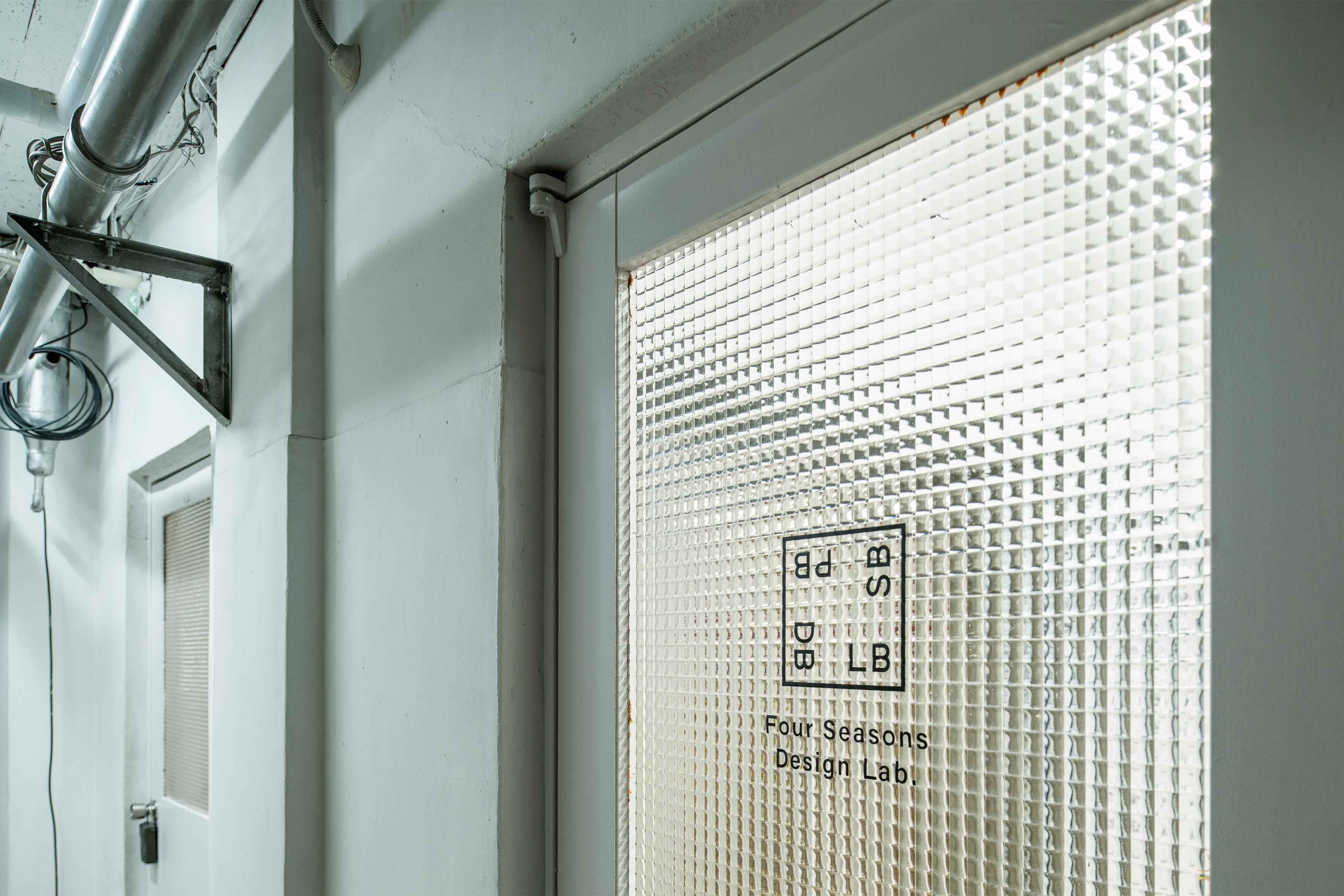 【バスセンター前駅9分】ポートレート撮影や商品撮影に最適な白壁×コンクリート床が特徴的なレンタルフォトスタジオ