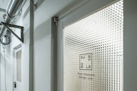 【バスセンター前駅9分】ポートレート撮影や商品撮影に最適な白壁×コンクリート床が特徴的なレンタルフォトスタジオ