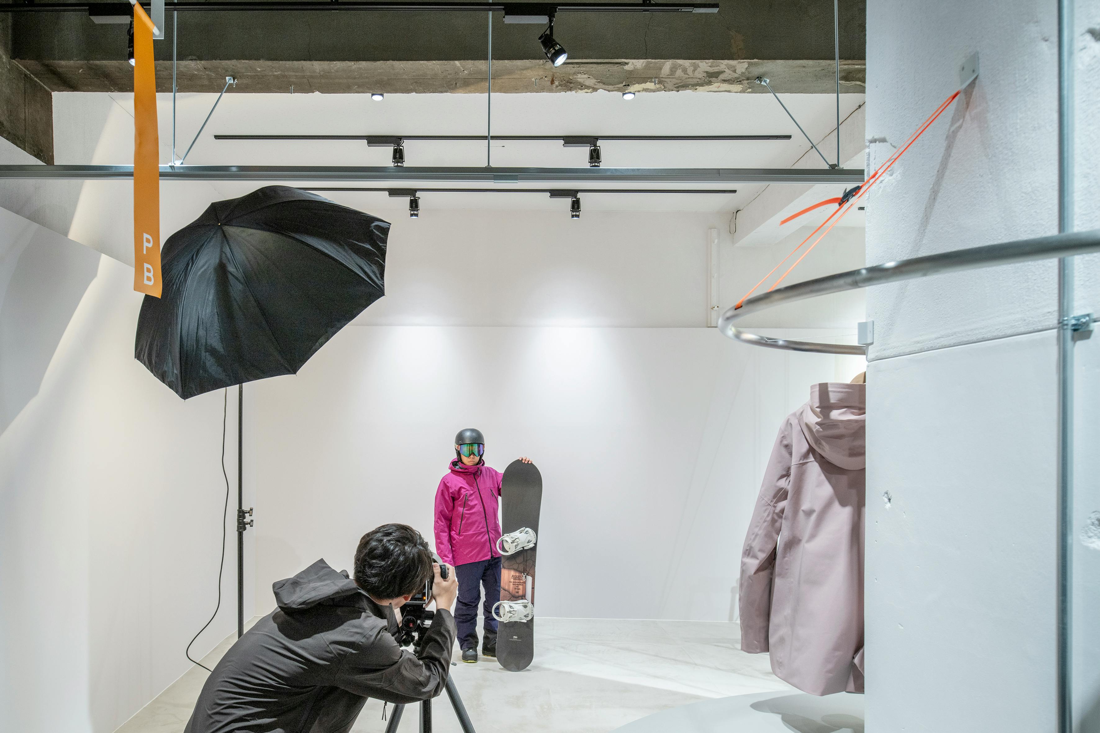 【バスセンター前駅9分】ポートレート撮影や商品撮影に最適な白壁×コンクリート床が特徴的なレンタルフォトスタジオ