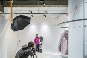 【バスセンター前駅9分】ポートレート撮影や商品撮影に最適な白壁×コンクリート床が特徴的なレンタルフォトスタジオ