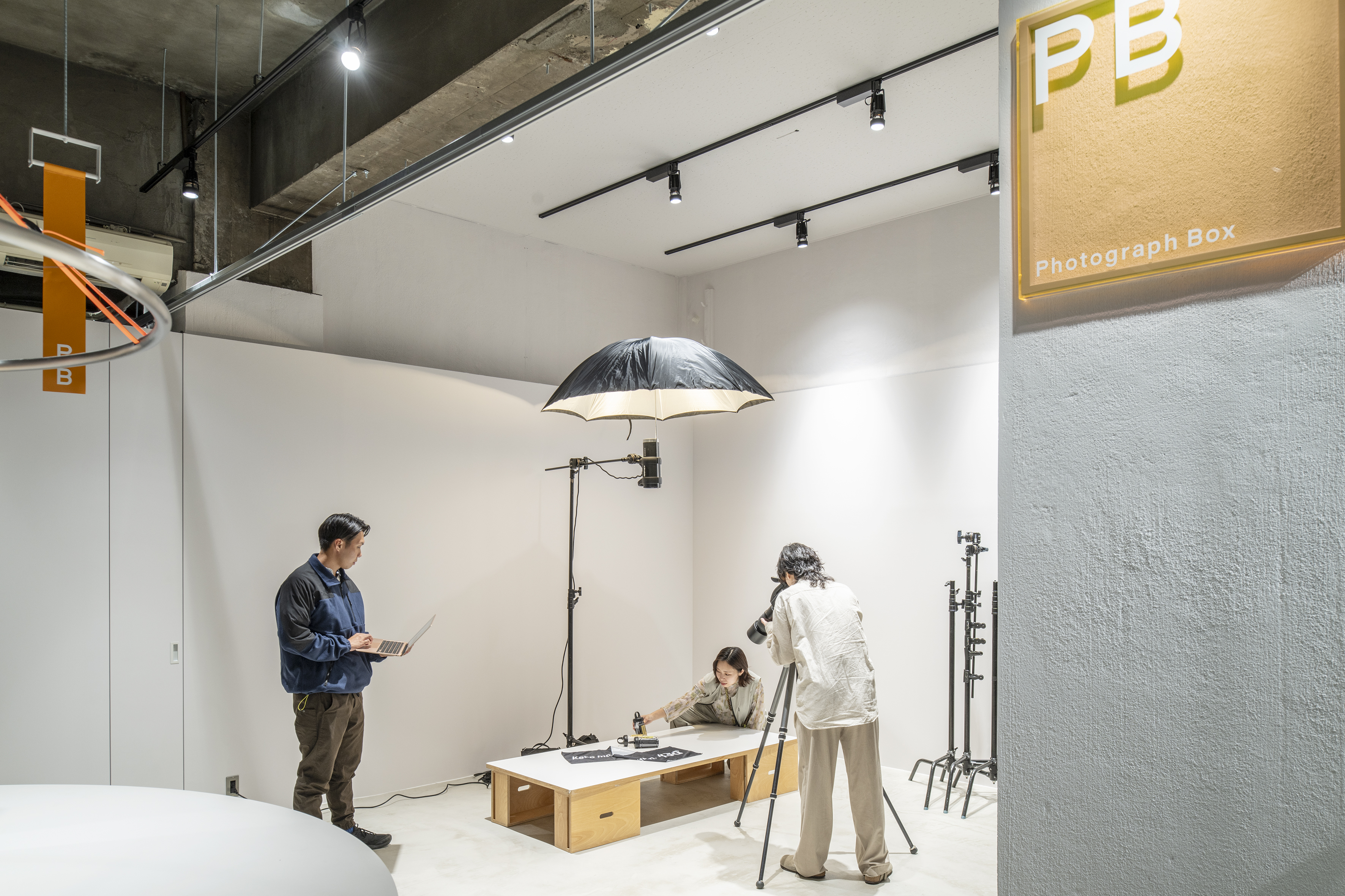【バスセンター前駅9分】ポートレート撮影や商品撮影に最適な白壁×コンクリート床が特徴的なレンタルフォトスタジオ