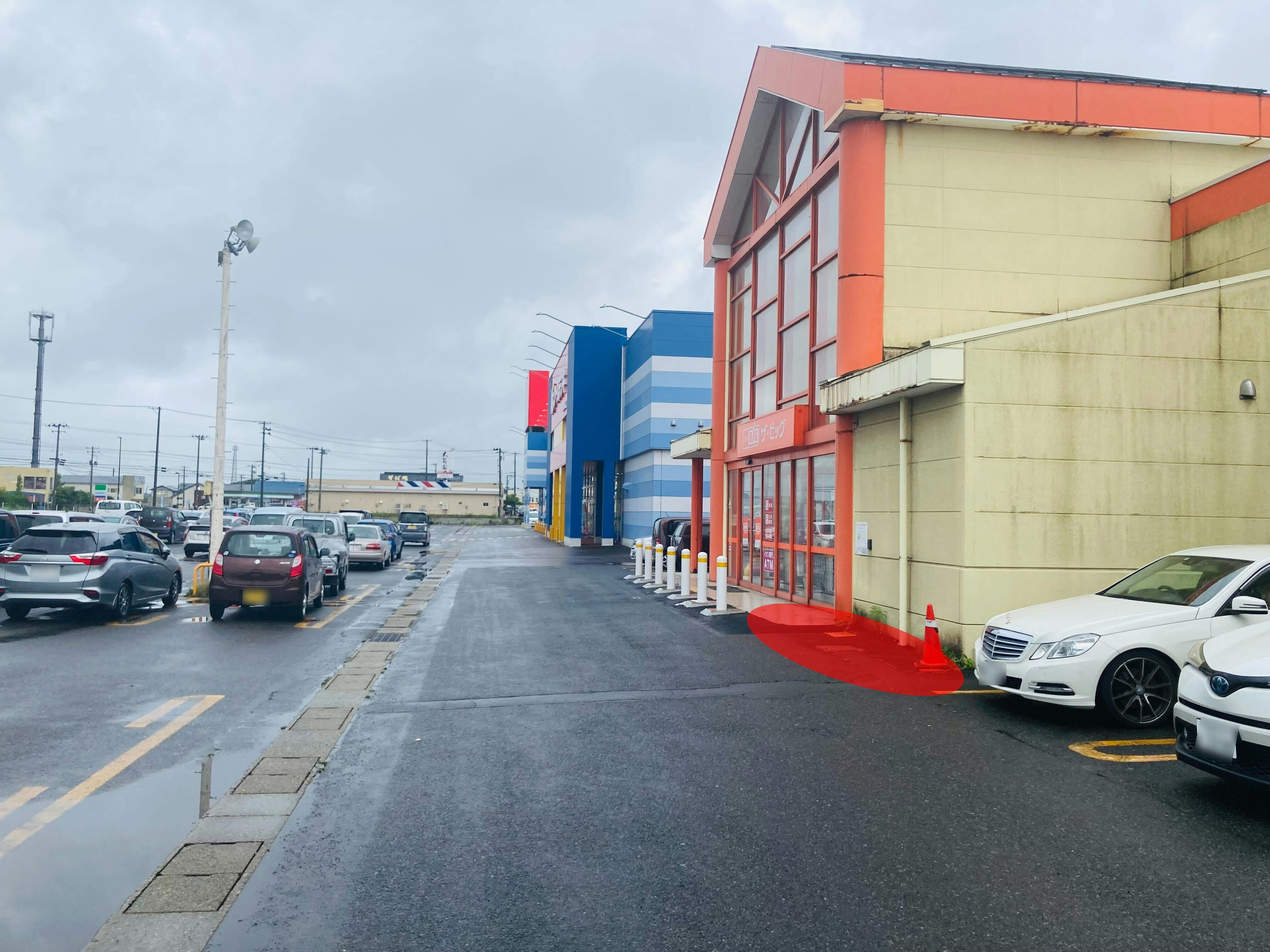 【ザ・ビッグ能代高塙店】各種プロモーションイベントに最適な店舗前にある屋外イベントスペース