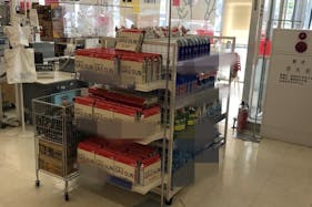 【西友 御代田店】レジ横入口前 プロモーション用途や物販、食物販のポップアップストアに最適なスーパー店内催事イベントスペース