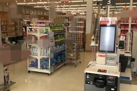 【西友 御代田店】レジ横入口前 プロモーション用途や物販、食物販のポップアップストアに最適なスーパー店内催事イベントスペース