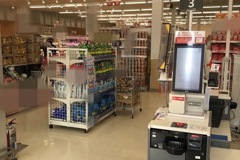 【西友 御代田店】レジ横入口前 プロモーション用途や物販、食物販のポップアップストアに最適なスーパー店内催事イベントスペース