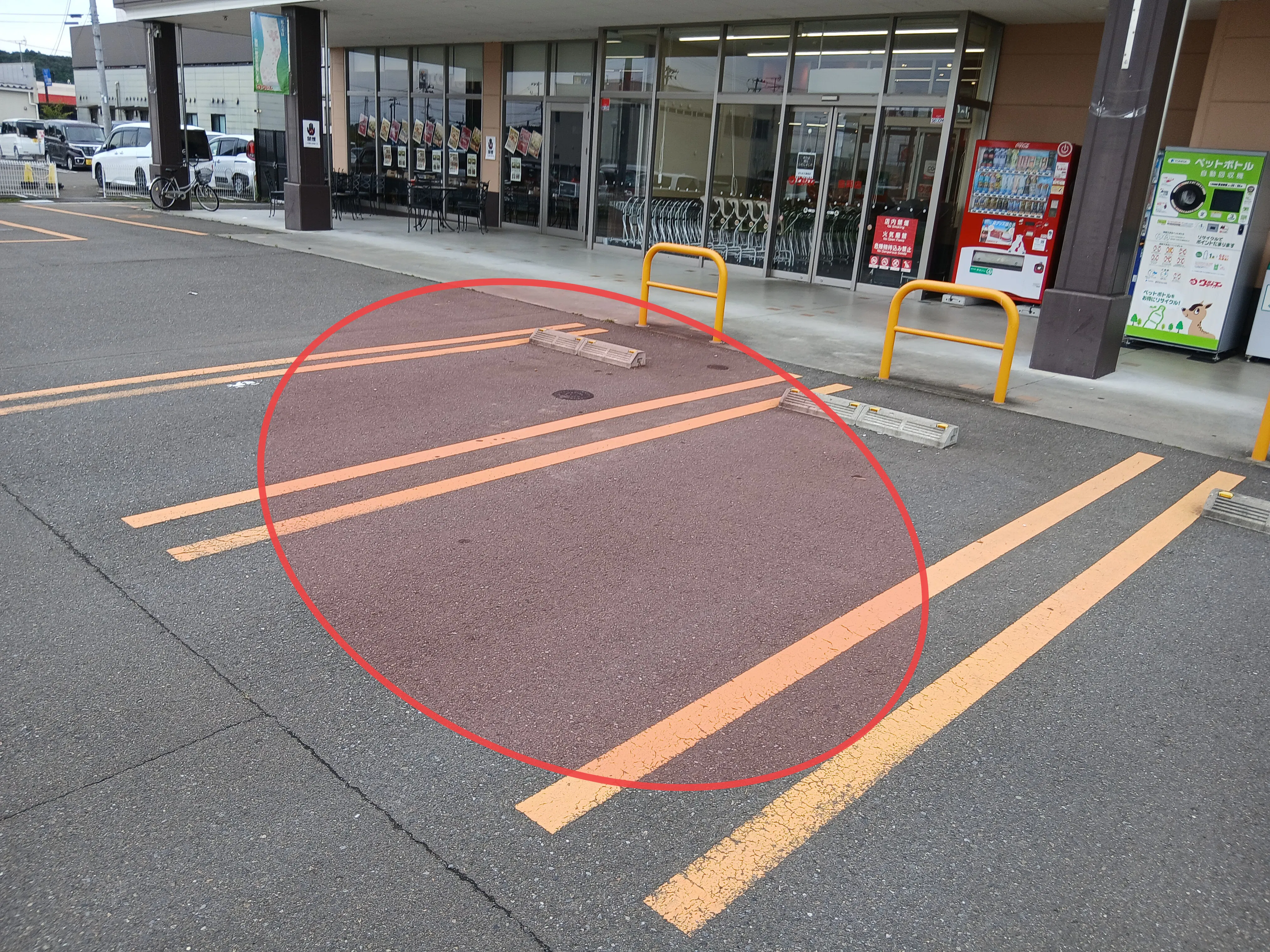 【ウジエスーパー吉岡店】食物販や物販に利用可能な駐車場スペース